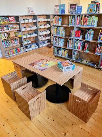 Bild enthält, Book, Indoors, Library, Publication, Interior Design, Wood, Furniture, Table
