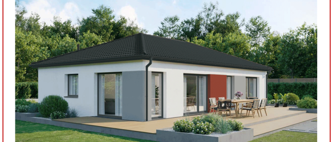 Das Bild zeigt einen Bungalow mit drei Schlafzimmern und einem schwarzen Dach, umgeben von einem Garten mit einer Terrasse, Pflanzen und einem Esstisch. Das Haus verfügt über ein Wohnzimmer, eine Küche und drei Schlafzimmer sowie ein Badezimmer. Es hat einen Grundriss und einen Etagenplan mit drei Zimmern. Das Haus ist auf einem Fundament errichtet und hat einen Preis von 295.820 Euro.