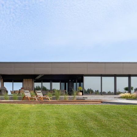 Bild enthält, Grass, Plant, Architecture, Building, Housing, Villa, Lawn, Office Building, Outdoors, Shelter