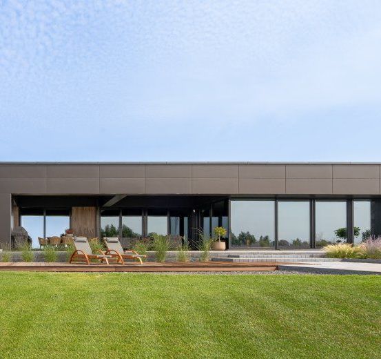 Bild enthält, Grass, Plant, Architecture, Building, Housing, Villa, Lawn, Office Building, Outdoors, Shelter