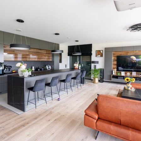 Bild enthält, Indoors, Interior Design, Home Decor, Kitchen, Dining Room, Dining Table, Table, Living Room, Monitor, Couch