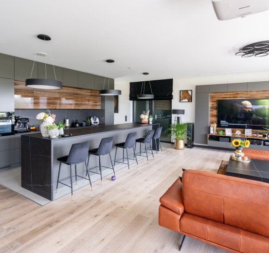 Bild enthält, Indoors, Interior Design, Home Decor, Kitchen, Dining Room, Dining Table, Table, Living Room, Monitor, Couch