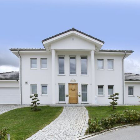 Bild enthält, Architecture, Building, Housing, House, Portico, Manor, Outdoors, Plant