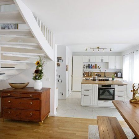 Bild enthält, Housing, Staircase, Indoors, Interior Design, Furniture, Living Room, Dining Room, Dining Table, Table, Wood
