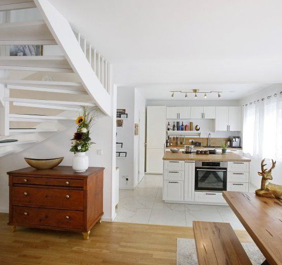 Bild enthält, Housing, Staircase, Indoors, Interior Design, Furniture, Living Room, Dining Room, Dining Table, Table, Wood