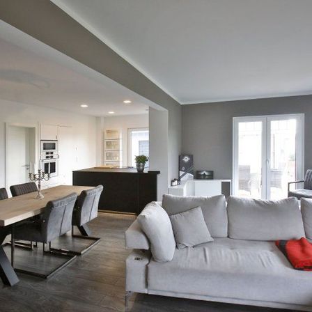 Bild enthält, Couch, Furniture, Home Decor, Living Room, Table, Dining Table, Plant, Corner, Interior Design, Dining Room