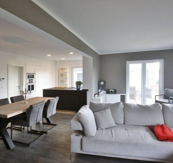 Bild enthält, Couch, Furniture, Home Decor, Living Room, Table, Dining Table, Plant, Corner, Interior Design, Dining Room