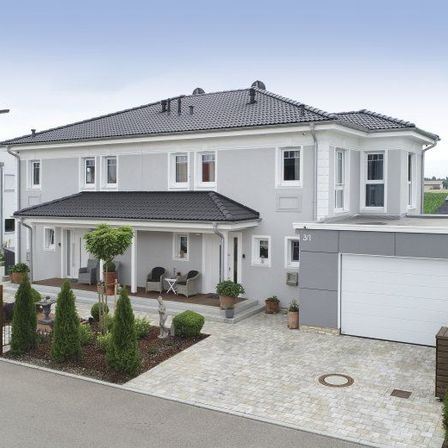 Bild enthält, Plant, Chair, Furniture, Housing, Garage, Indoors, House, Suburb, Outdoors, Person