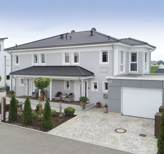 Bild enthält, Plant, Chair, Furniture, Housing, Garage, Indoors, House, Suburb, Outdoors, Person