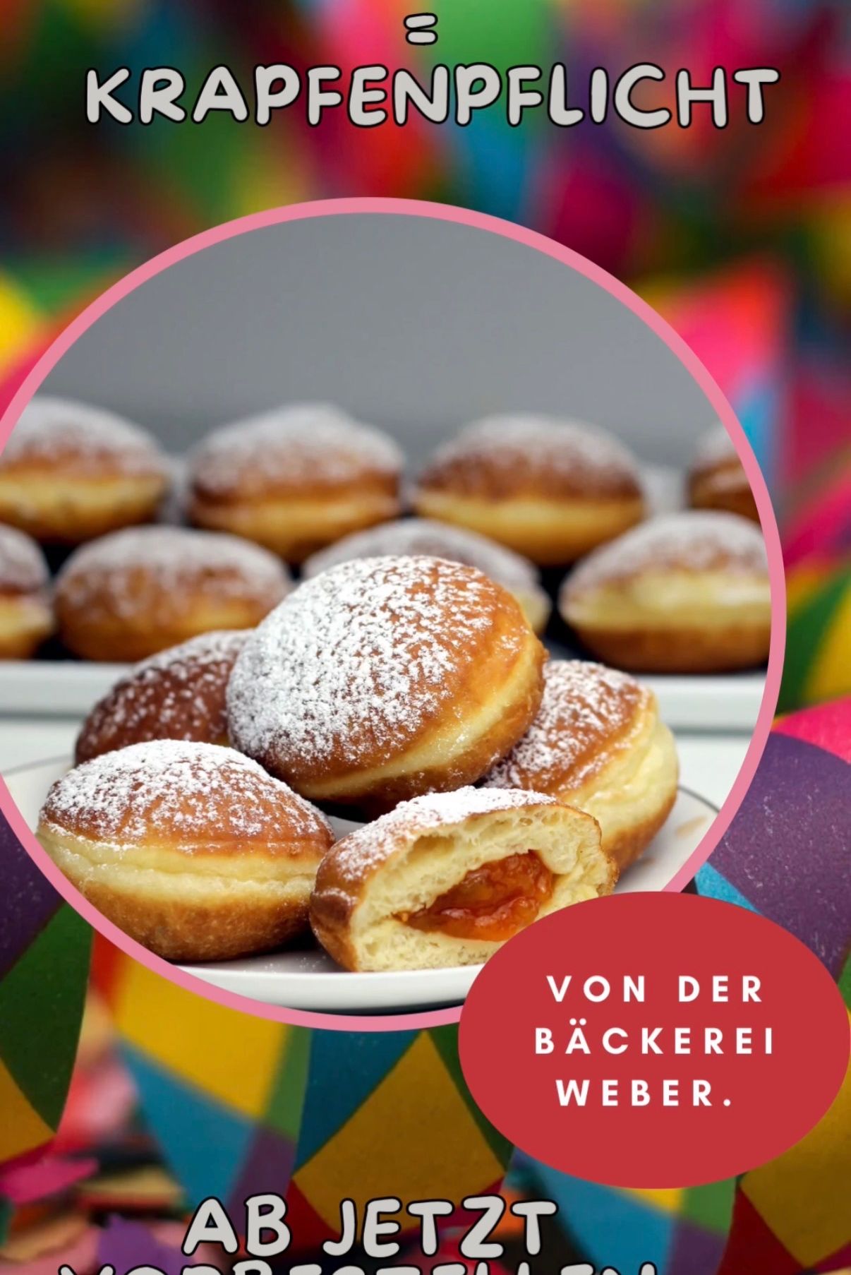 Ein Teller mit frisch zubereiteten Donuts, die mit Puderzucker bestreut sind. Ein Donut wurde aufgeschnitten, um eine Fruchtfüllung zu zeigen. Der Hintergrund ist verschwommen mit farbenfrohen, abstrakten Mustern.