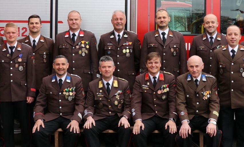 Bild enthält, Officer, Person, People, Adult, Male, Man, Military Officer, Wheel, Coat, Woman