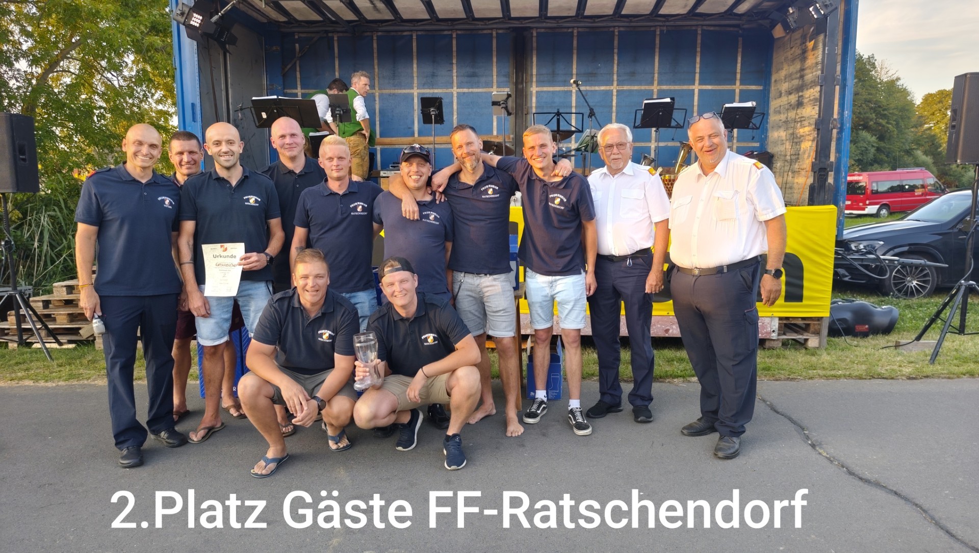 Feuerwehr Ratschdorf mit Urkunde und Pokal, 2. Platz Gäste FF-Ratschdorf