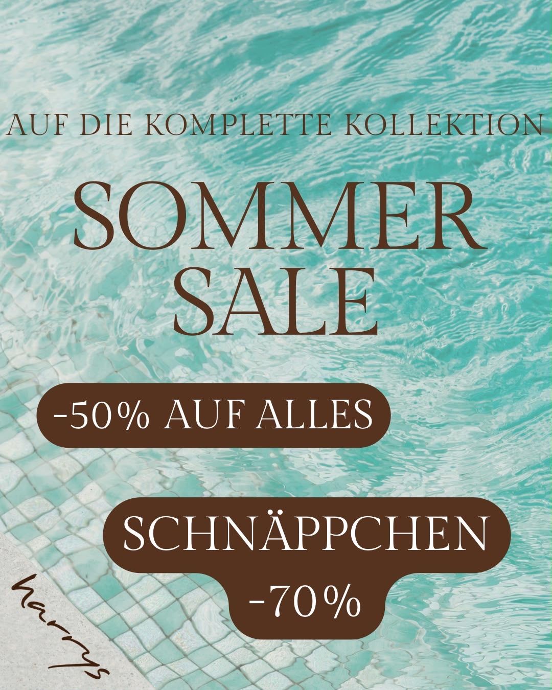 Ein Sommer-Sale-Werbeplakat mit Wasserhintergrund, das Rabatte bis zu 70% auf die gesamte Kollektion anbietet. Der Text lautet 'SOMMER SALE' und '-50% AUF ALLES'.