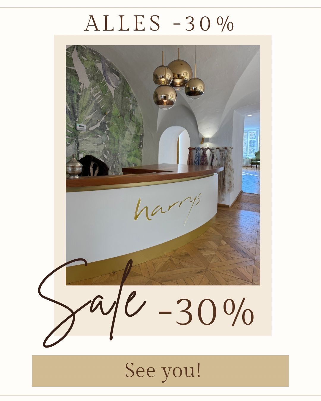 Ein Foto von einer Rezeptionstheke in einer stilvollen, modernen Umgebung mit goldenen Akzenten. Die Theke trägt die Aufschrift 'harrys' und bietet einen Rabatt von 30%.