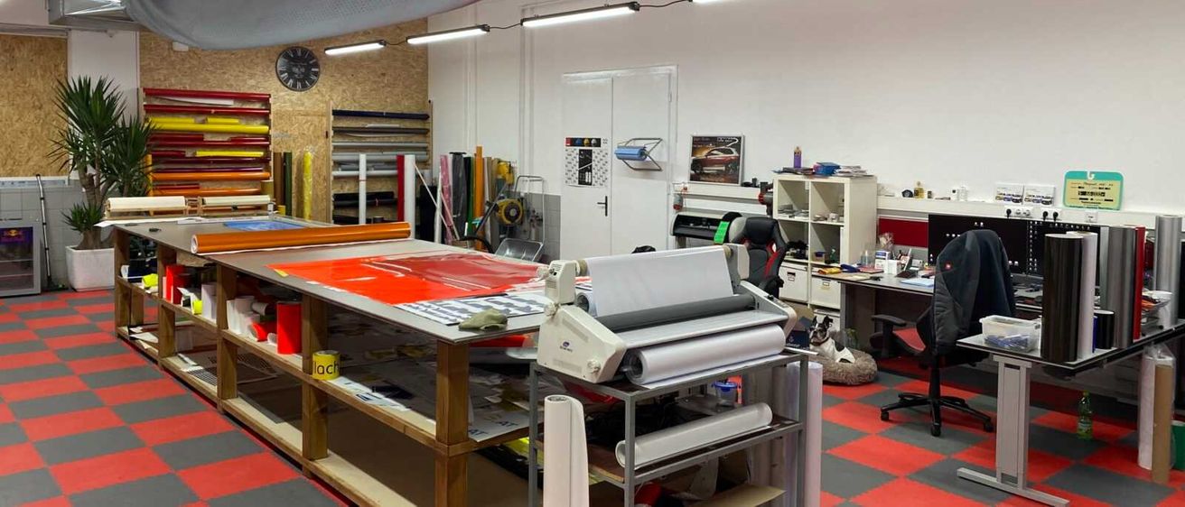 Bild enthält, Chair, Indoors, Building, Factory, Manufacturing, Workshop, Table, Market, Computer Hardware, Shop