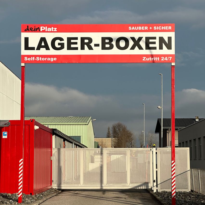 Bild enthält, Gate, Nature, Outdoors, Yard, Advertisement, Sign, Symbol