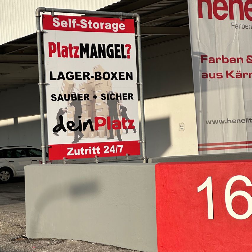 Bild enthält, Advertisement, Banner, Text, Car, Person, Poster, Shoe, Chair, Sign, Symbol