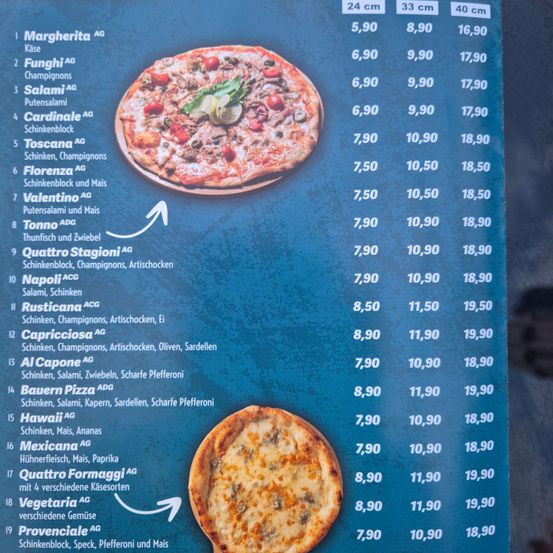 Eine Speisekarte zeigt verschiedene Pizzaoptionen mit ihren Größen und Preisen an. Margherita-Pizza kostet 5,90 für 24 cm, 8,90 für 33 cm und 16,90 für 40 cm. Andere Pizzen umfassen Funghi, Salami, Cardinale, Toscana und mehr, jeweils mit verschiedenen Belägen und Größen.