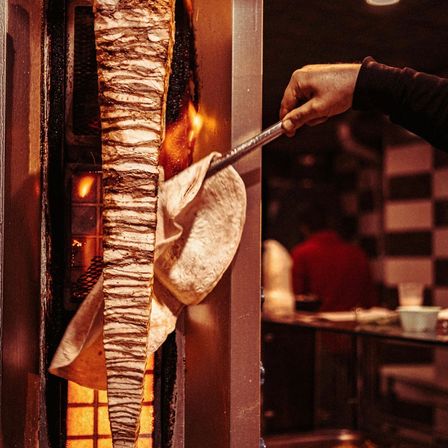 Bild enthält, Adult, Male, Man, Person, Bread, Food, Indoors