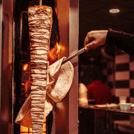 Bild enthält, Adult, Male, Man, Person, Bread, Food, Indoors