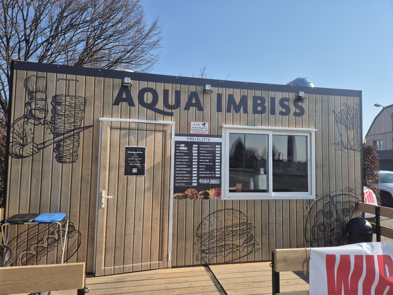 Bild enthält, Interior Design, Wood, Plywood, Restaurant, Cafe, Person, Building, Hut, Outdoors, Car