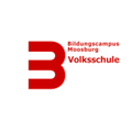 Die rote Zahl 3 auf weißem Hintergrund mit 'Bildungscampus Moosburg' und 'Volksschule' darunter in Rot geschrieben.