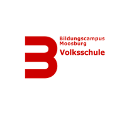 Die rote Zahl 3 auf weißem Hintergrund mit 'Bildungscampus Moosburg' und 'Volksschule' darunter in Rot geschrieben.