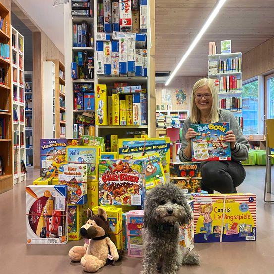 Bild enthält, Adult, Female, Person, Woman, Shop, Glasses, Indoors, Dog, Toy, Grocery Store