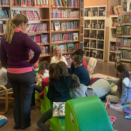 Bild enthält, Adult, Female, Person, Woman, Library, Furniture, Child, Girl, Boy, Male