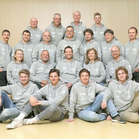 Bild enthält, People, Person, Groupshot, Team, Adult, Male, Man, Boy, Teen, Shoe