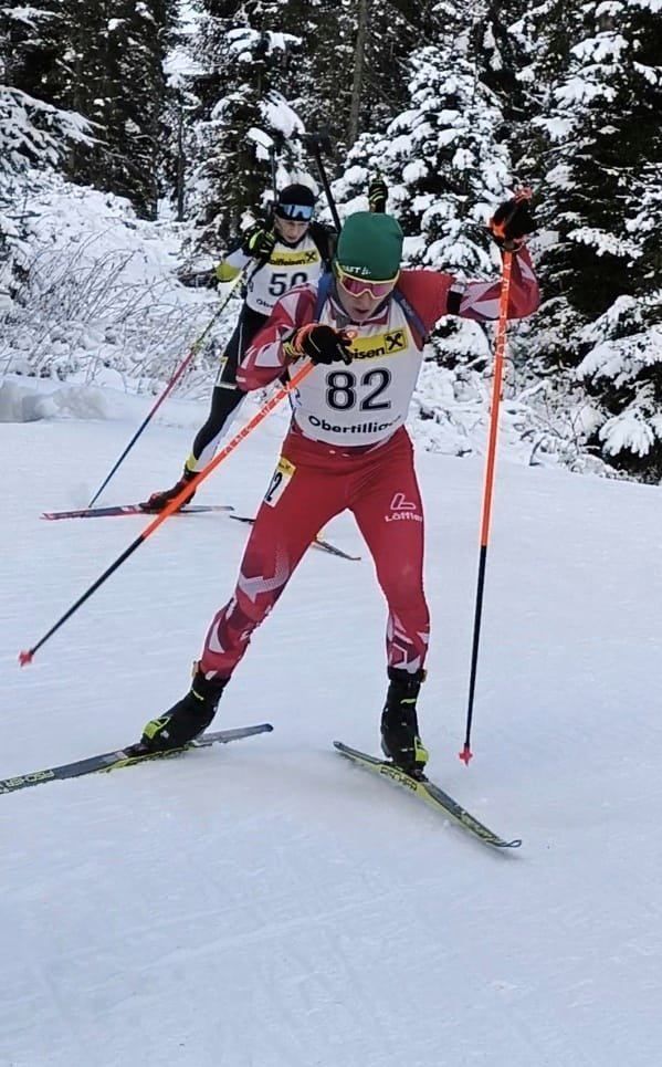Bild enthält, Nature, Outdoors, Snow, Person, Skiing, Sport, Ice Hockey Stick, Glove, Shoe, Glasses