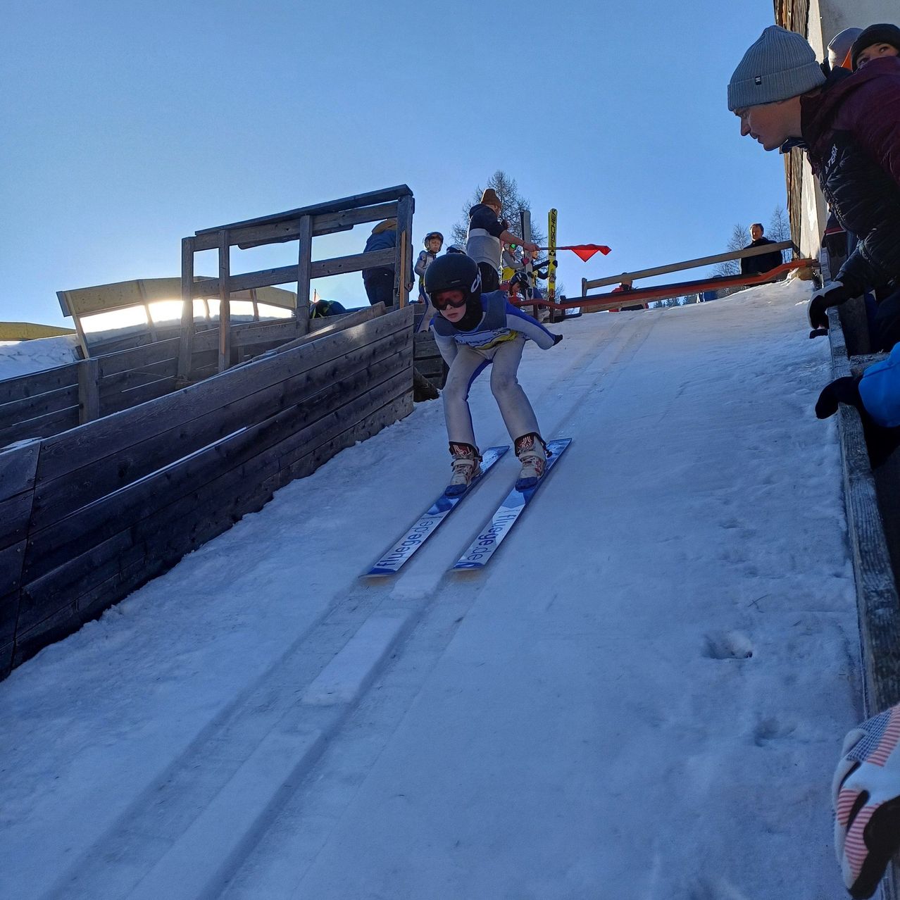 Bild enthält, Outdoors, Nature, Person, Shoe, Glove, Helmet, Hat, Adult, Male, Man