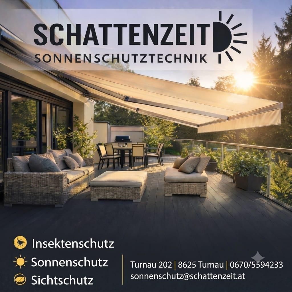 Eine Außenterrasse mit einem ausziehbaren Sonnenschirm, mit Möbeln, Pflanzen und einer malerischen Aussicht auf Bäume und einen Sonnenuntergang. Das Bild enthält Text über Insekten-, Sonnen- und Sichtschutz.