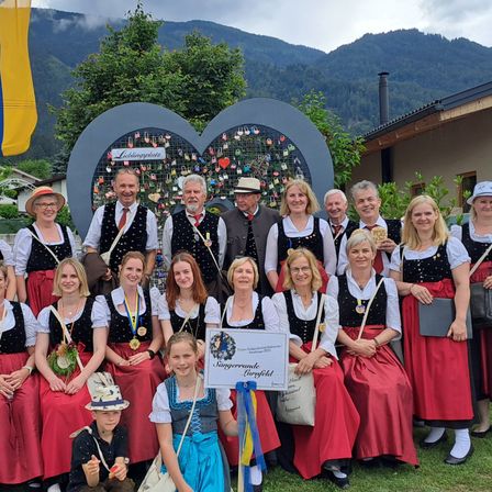 Bild enthält, People, Person, Adult, Female, Woman, Child, Girl, Costume, Dress, Groupshot