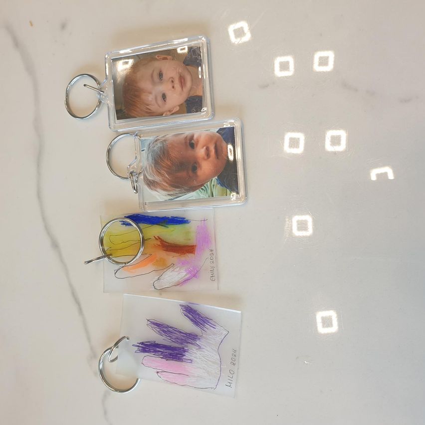 Bild enthält, Electronics, Phone, Mobile Phone, Baby, Person, Face, Head, Text, Tape