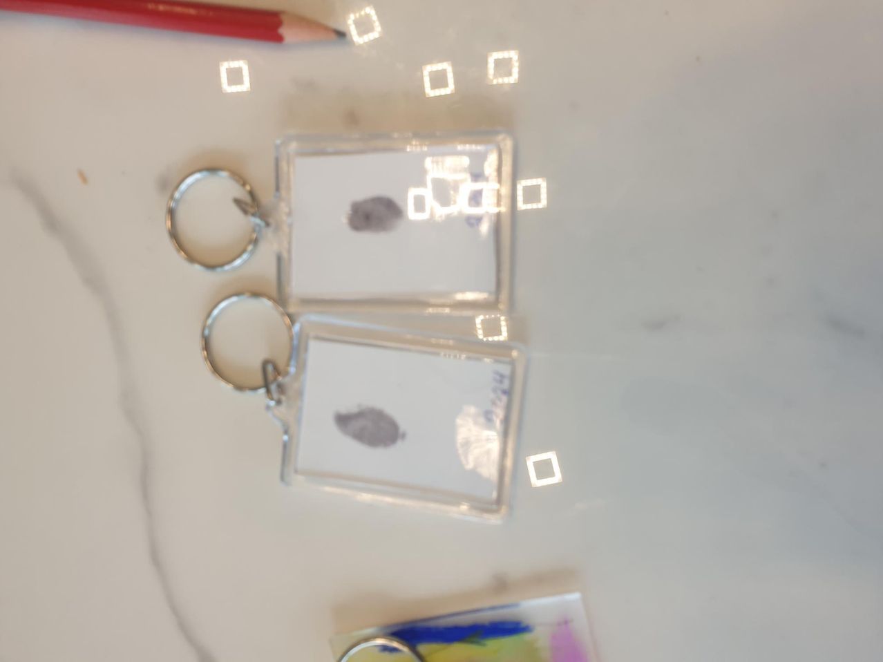 Bild enthält, Bottle, Cosmetics, Perfume, Accessories, Jewelry, Locket, Pendant, Electronics, Hardware