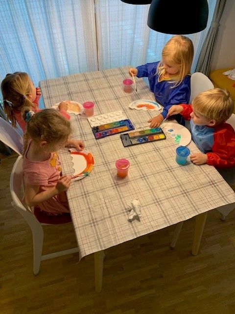 Bild enthält, Furniture, Table, Tabletop, Dining Table, Child, Female, Girl, Person, People