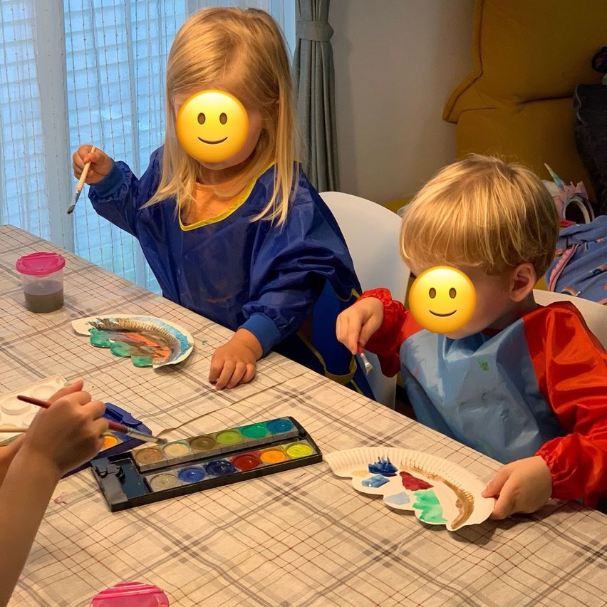 Bild enthält, Child, Female, Girl, Person, Boy, Male, Student, Face, Head, Tabletop