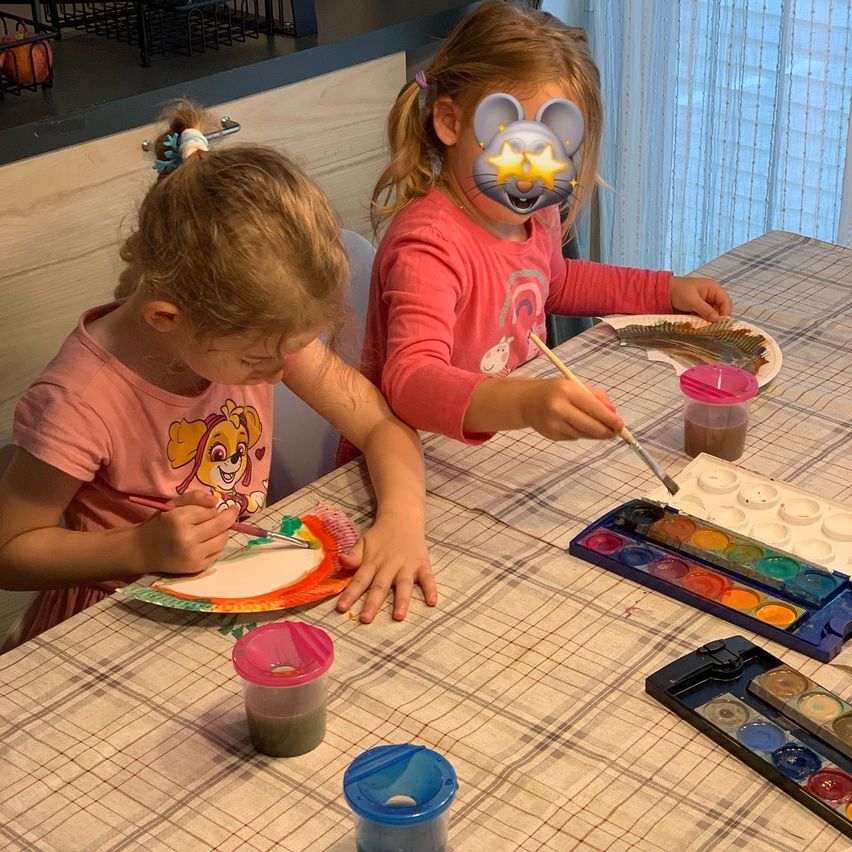 Bild enthält, Child, Female, Girl, Person, Paint Container, Face, Head, Portrait, Table, Sweets