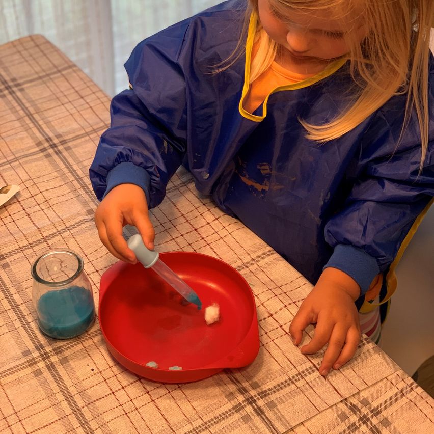 Bild enthält, Child, Female, Girl, Person, Face, Head, Basin, Food, Food Presentation
