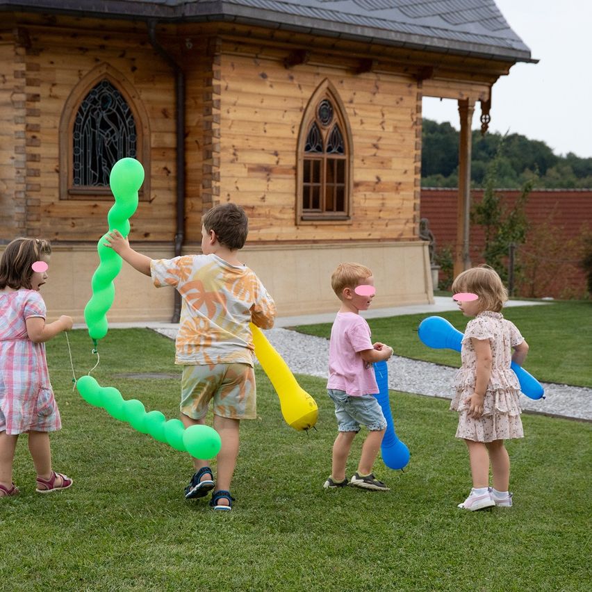 Bild enthält, Grass, Lawn, Sandal, Person, Portrait, Child, Female, Girl, Shoe, Backyard