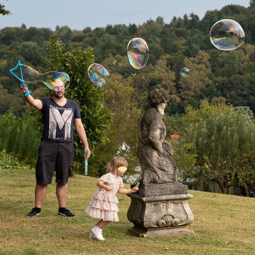 Bild enthält, Grass, Shorts, Person, Child, Female, Girl, Shoe, Portrait, Park, Tree