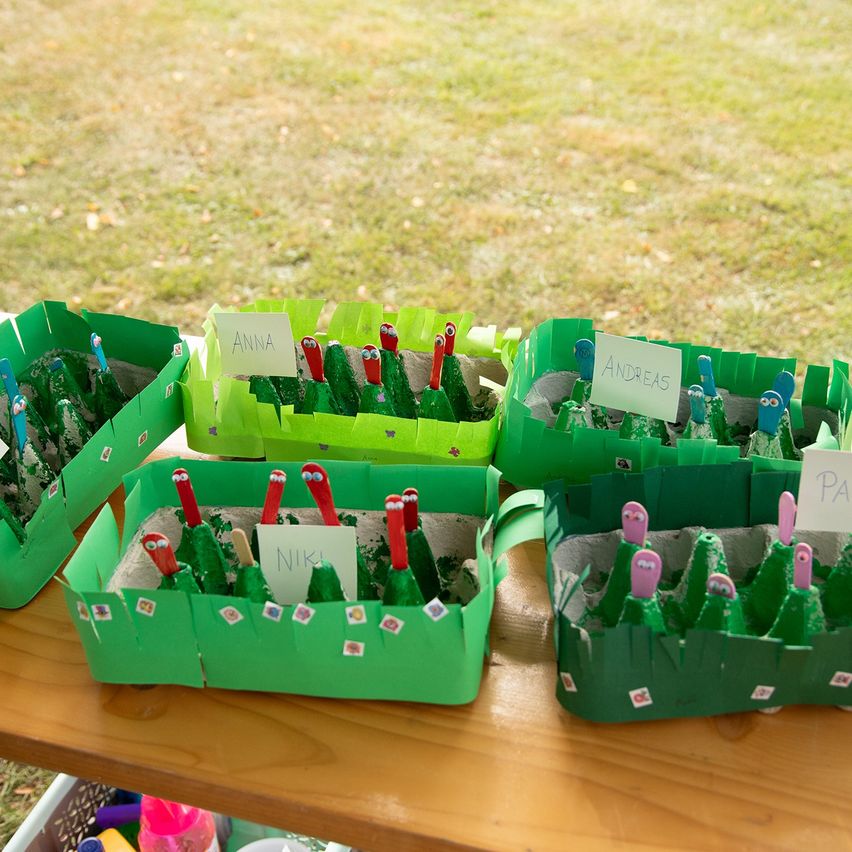 Bild enthält, Green, Bottle, Person, Grass, Plant, Beverage