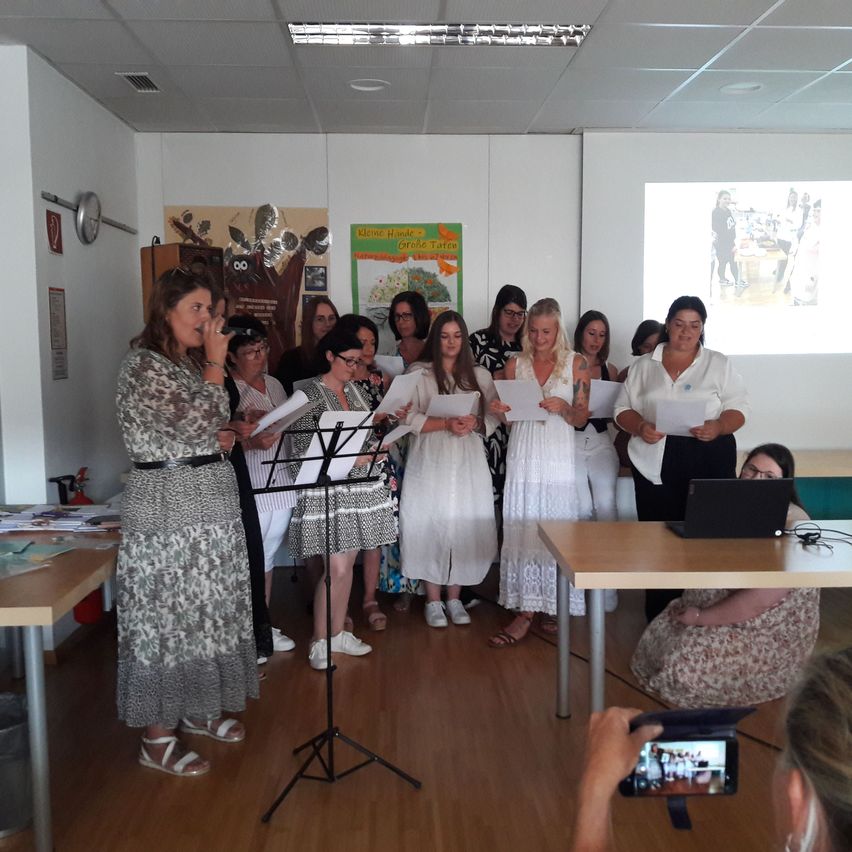 Bild enthält, Dress, Table, Photography, Formal Wear, Person, Portrait, Flooring, Adult, Female, Woman