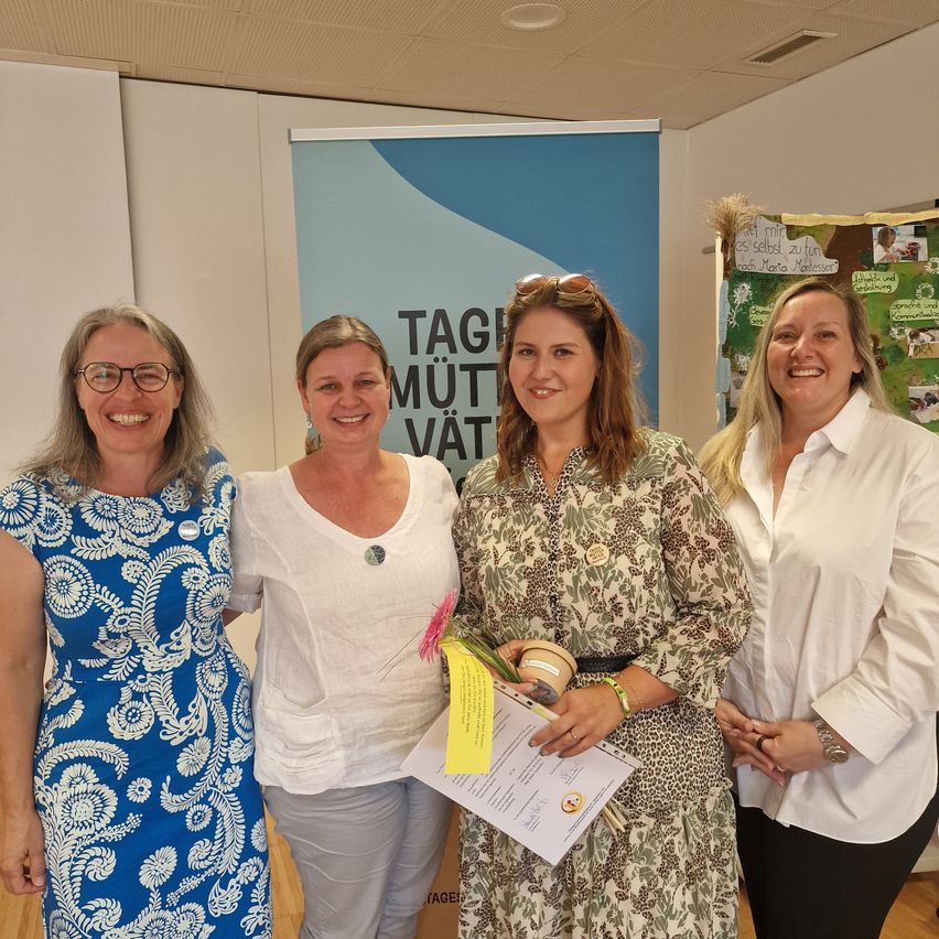 Bild enthält, Blouse, Adult, Female, Person, Woman, Glasses, Advertisement, Poster, People, Dress