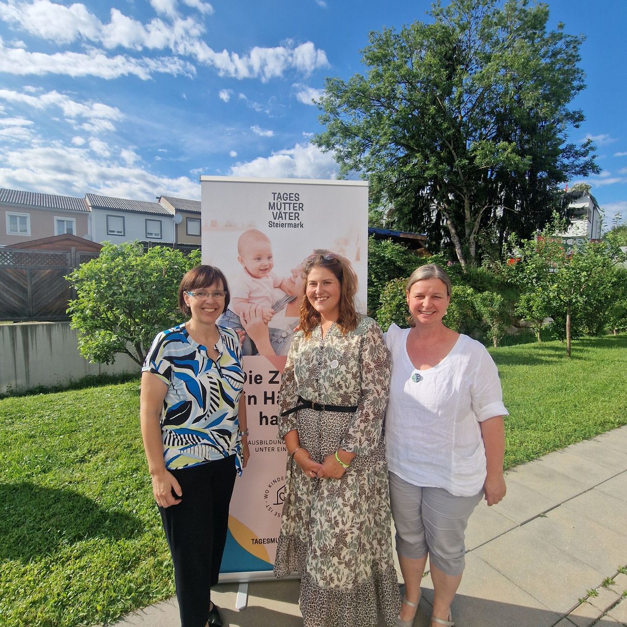 Bild enthält, Blouse, Person, Adult, Female, Woman, T-Shirt, Portrait, Bracelet, Glasses, Dress