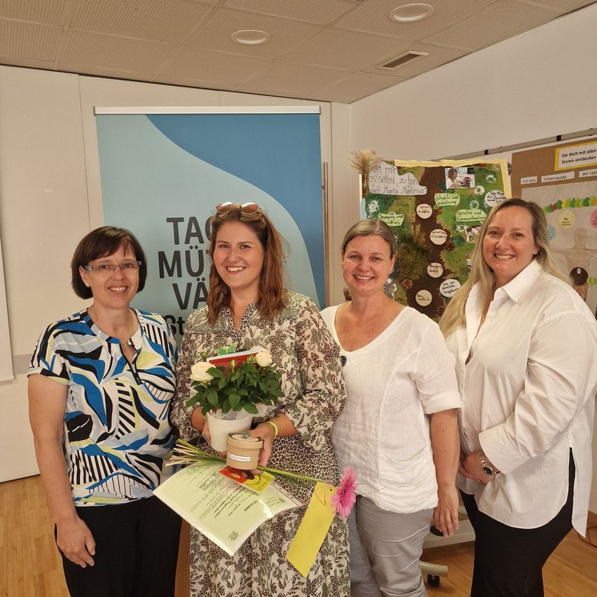 Bild enthält, Flower, Flower Arrangement, Flower Bouquet, Blouse, Adult, Female, Person, Woman, Portrait, Glasses