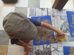 Bild enthält, Barefoot, Person, Floor, Boy, Child, Male