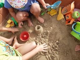 Bild enthält, Beach, Coast, Nature, Outdoors, Sea, Shoreline, Water, Sand, Baby, Person