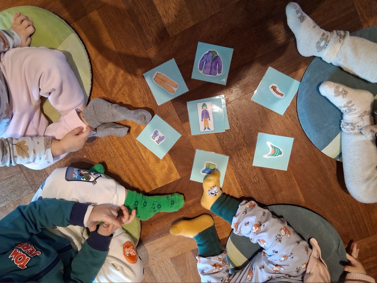 Bild enthält, Wood, Hardwood, Floor, Flooring, Couch, Furniture, Person, Baby, Table, Shoe